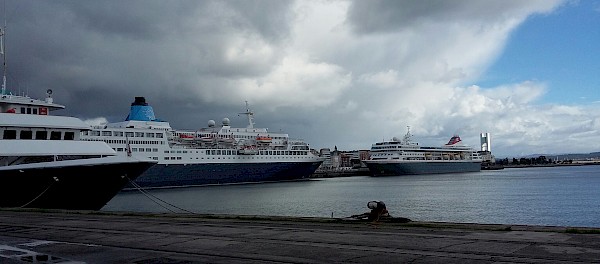 A Coruña receives a triple cruise call