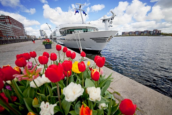 Amsterdam expands river cruise facilities