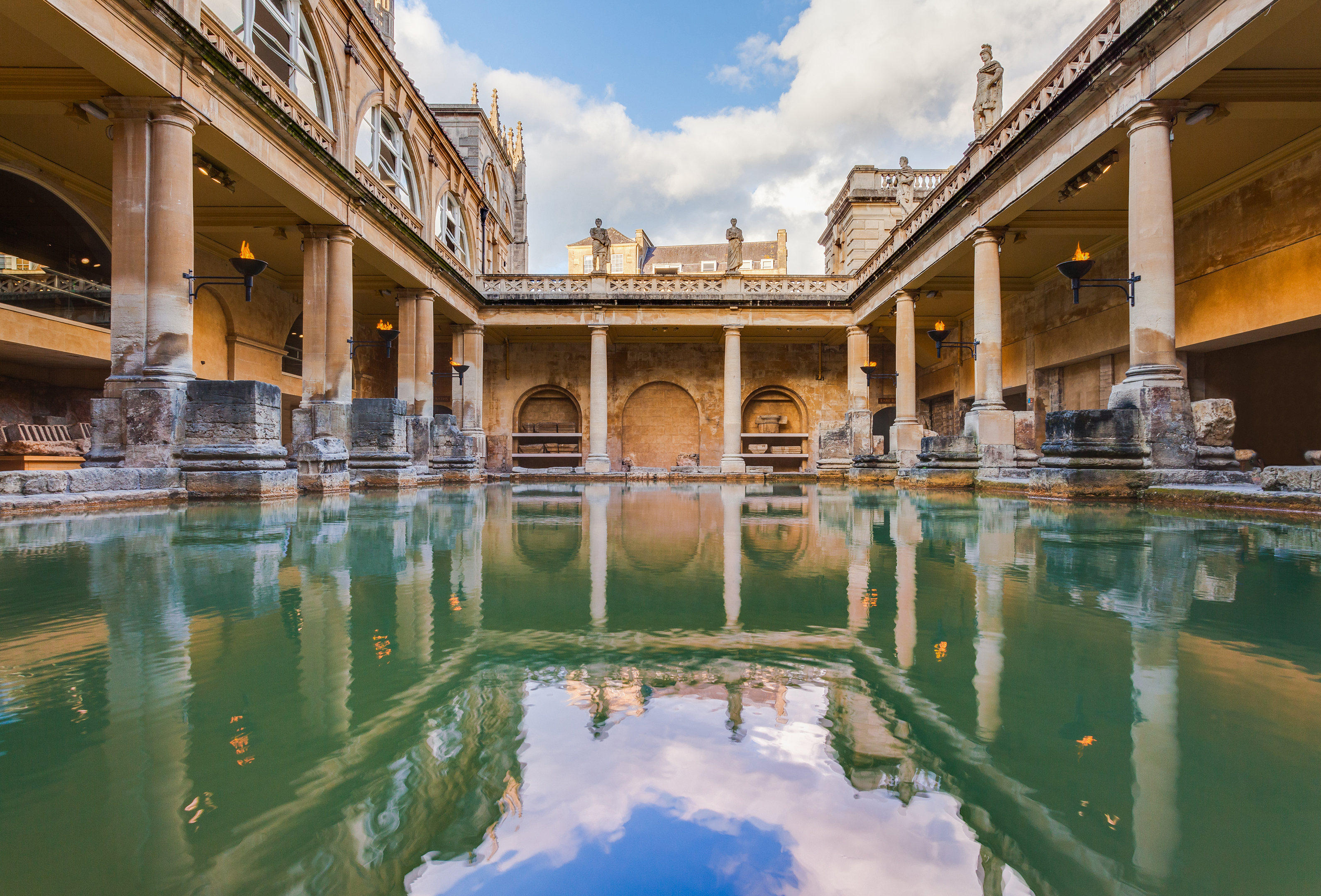Roman baths, Bath, England by Diego Delso licensed under CC BY-SA 2.0