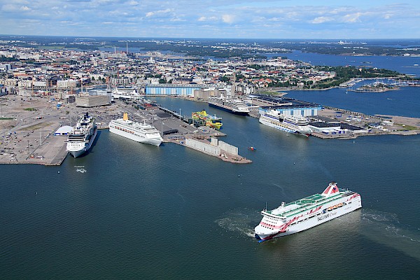 Порт в финляндии. Морской порт Хельсинки. Порт Вуосаари Хельсинки. Южный порт Хельсинки. Порт Раахе Финляндия.