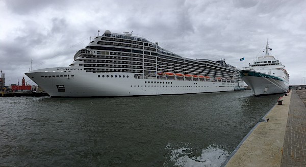 The Felison Cruise Terminal in IJmuiden welcomes the largest cruise ship until now!