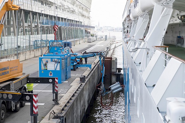 AIDAsol plugs in to Hamburg Altona’s onshore power supply