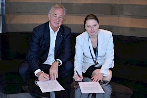 Port of Hamburg and MSC Cruises sign a declaration of intent to use shore power